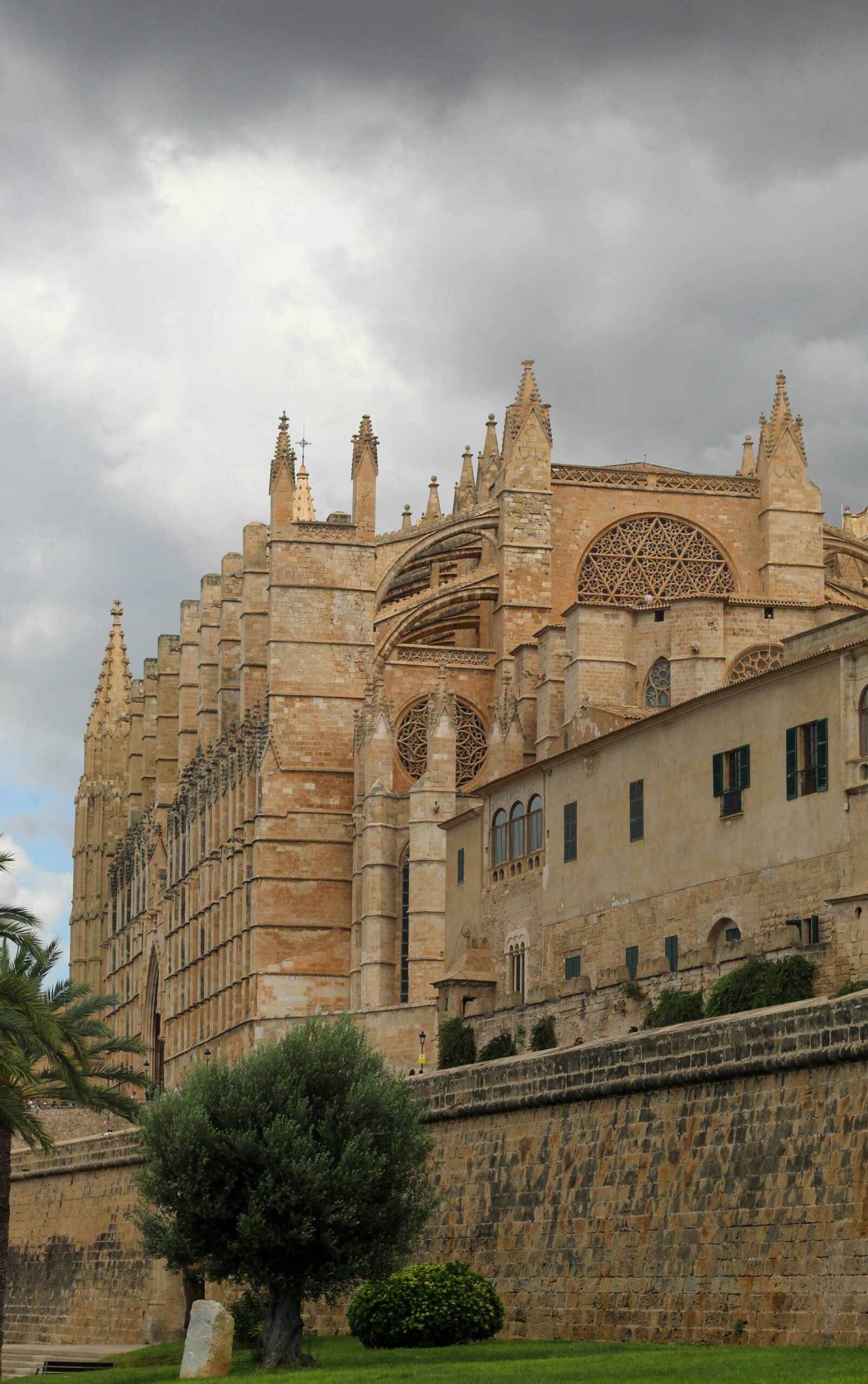 Exterior view of the stunning Catedral Palma de Mallorca 